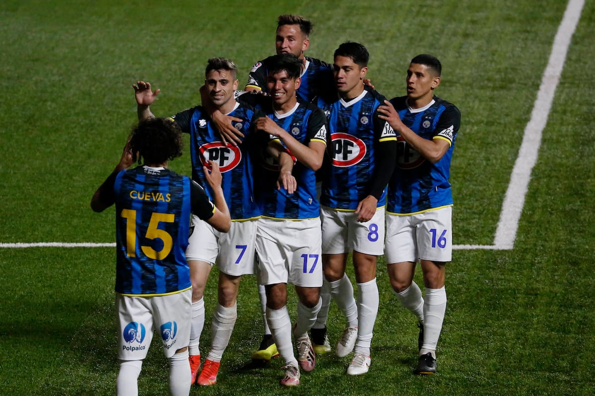 Gonzalo Montes e Israel Poblete celebrando un gol de Walter Mazzanti.
