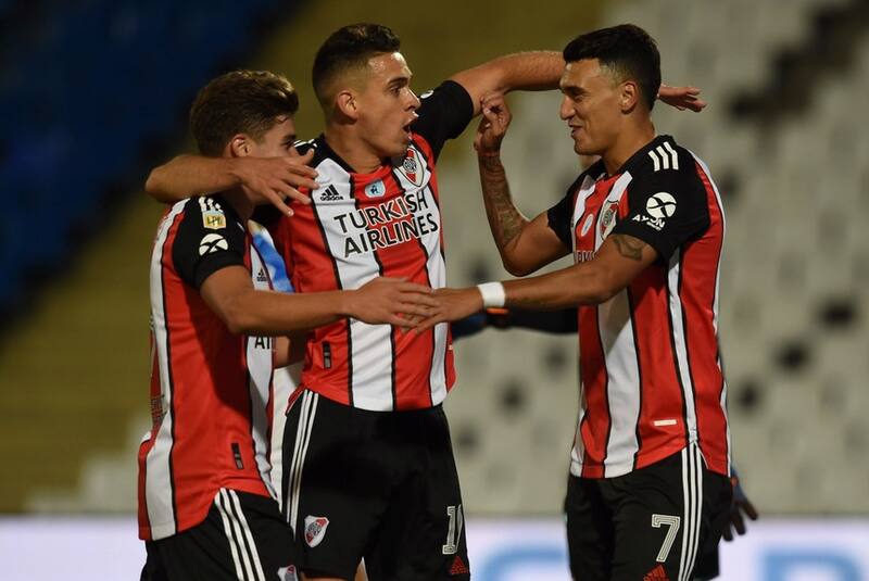 Matías Suárez junto a Rafael Santos Borré y Julián Álvarez.