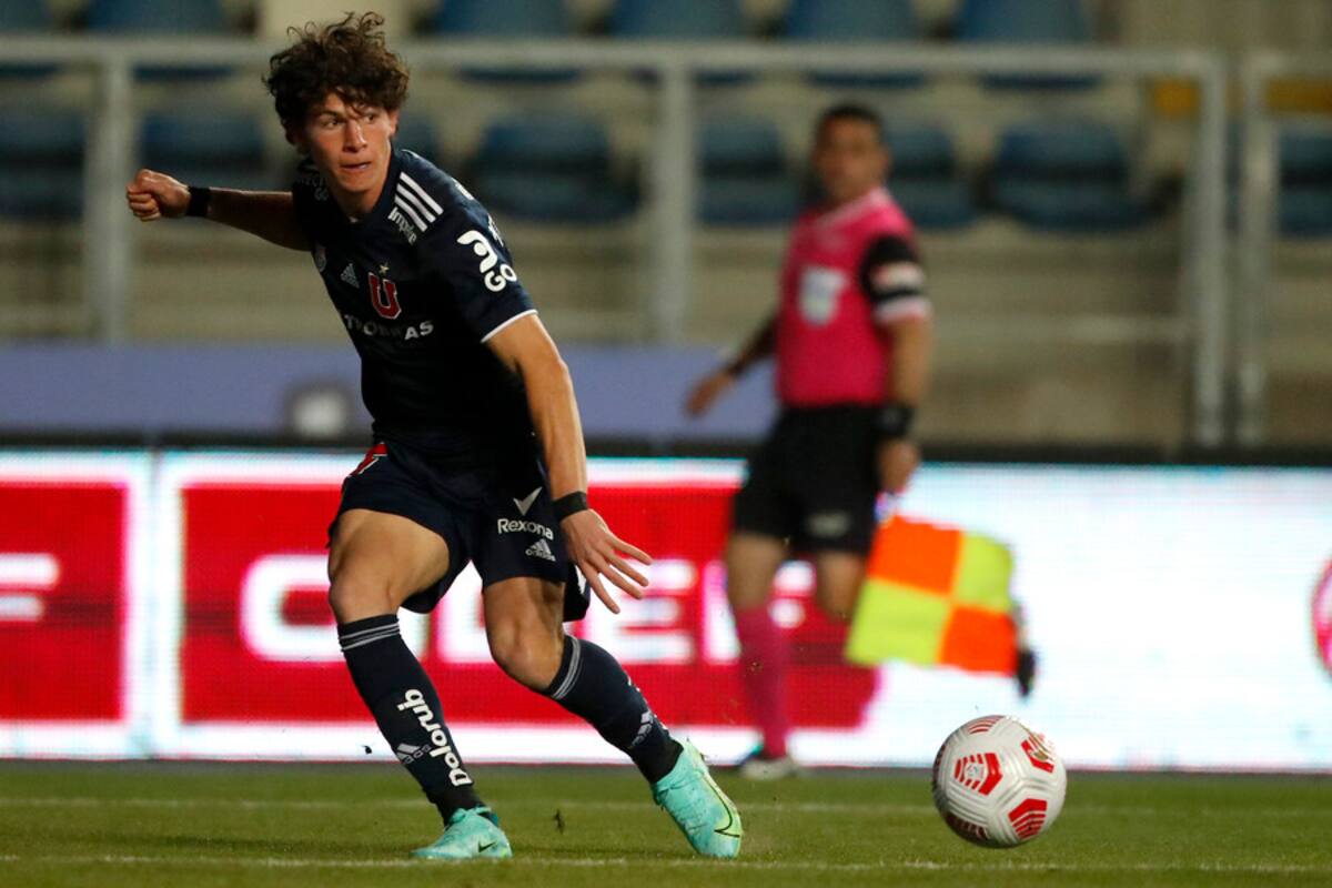 Simón Contreras jugando en Universidad de Chile en 2021. Foto: Aton.
