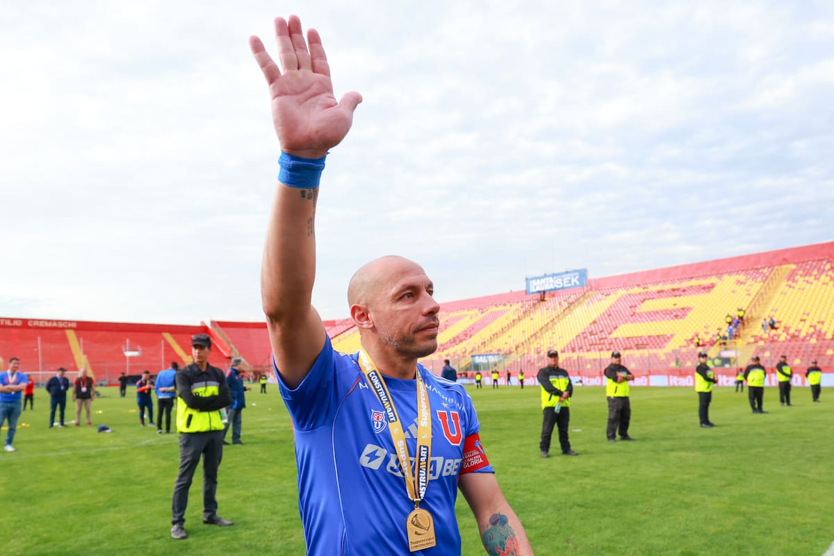 Marcelo Diaz durante el partido de la Supercopa 2025 contra Colo Colo.