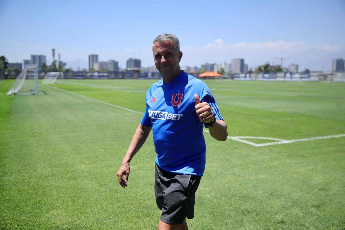 La formación que prepara Gustavo Álvarez en su primer partido al mando de la U. Foto: @udechile.
