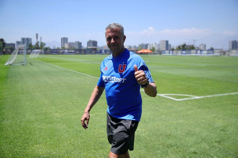 La formación que prepara Gustavo Álvarez en su primer partido al mando de la U. Foto: @udechile.