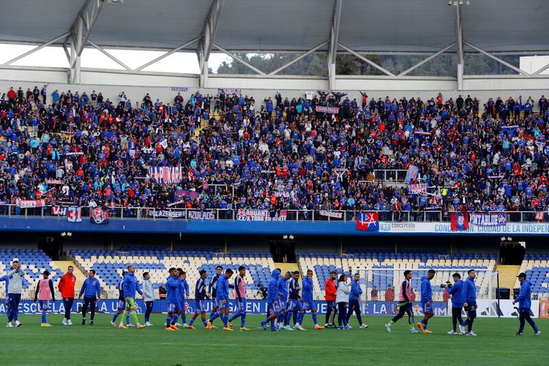 La parcialidad de la U en el duelo contra Universidad Católica en Concepción. Foto: Aton.
