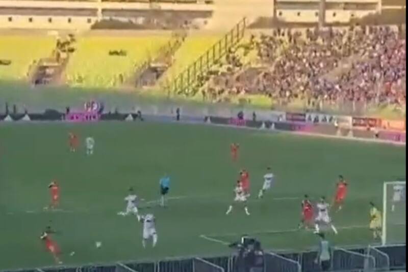 La jugada de Yonathan Andía que provocó el enojo de los hinchas de la U. Foto: Reproducción.