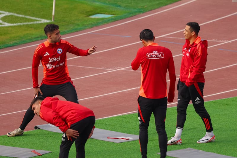 Alexis Sánchez y Lucas Assadi en La Roja. Foto: Felipe Escobedo / En Cancha.