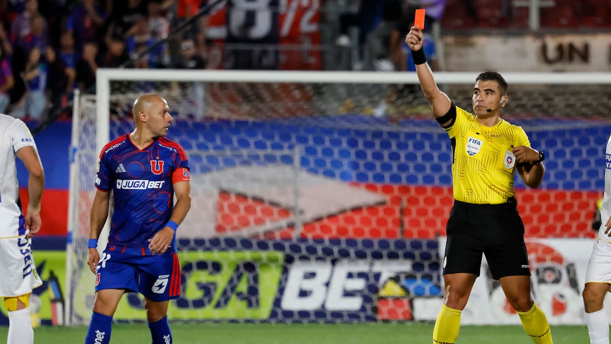 La U furiosa con el arbitraje: Mayo y Meneghini encararon a Roberto Tobar en los pasillos del Nacional