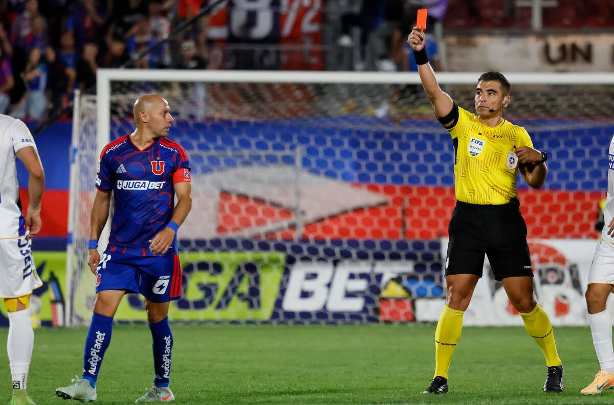 La U furiosa con el arbitraje: Mayo y Meneghini encararon a Roberto Tobar en los pasillos del Nacional