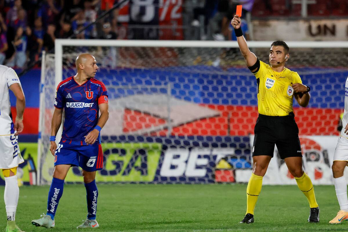 José Cabero fue el hombre de la polémica en el duelo de los azules ante el Campanil. Foto: Aton.