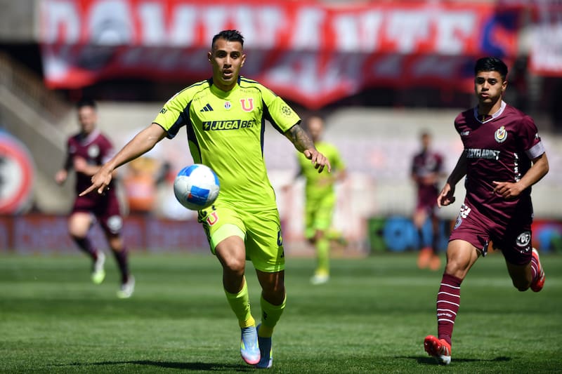 Rodrigo Contreras controla el balon durante el partido contra Deportes La Serena.