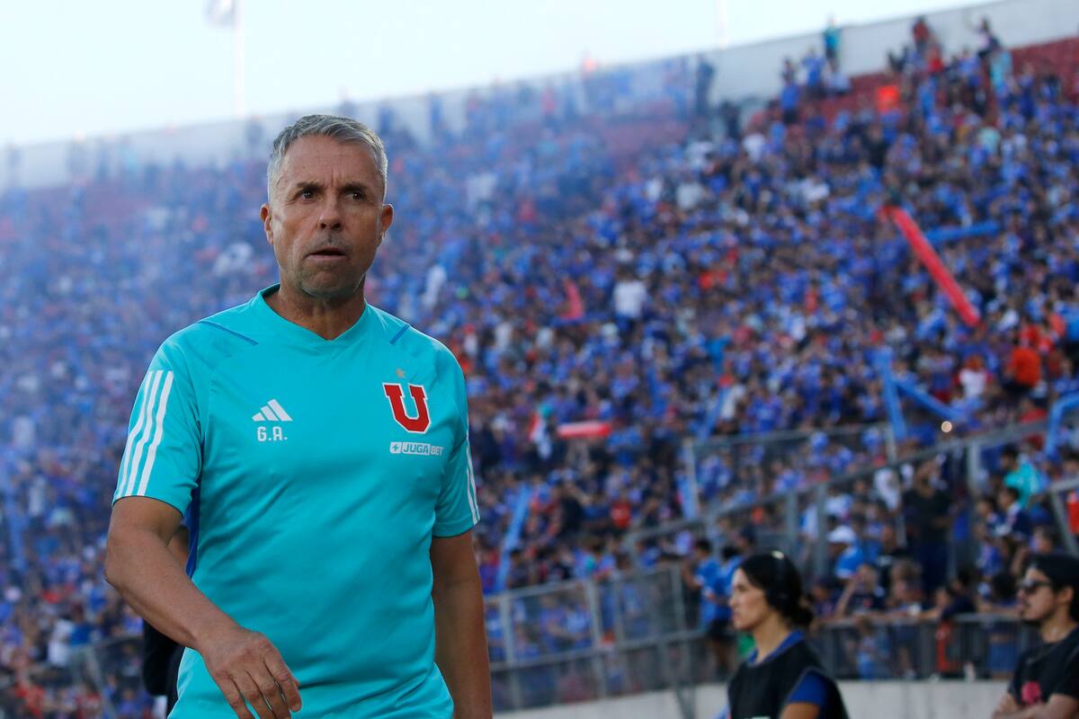 Gustavo Alvarez es fotografiado durante el partido de primera division contra Cobresal.