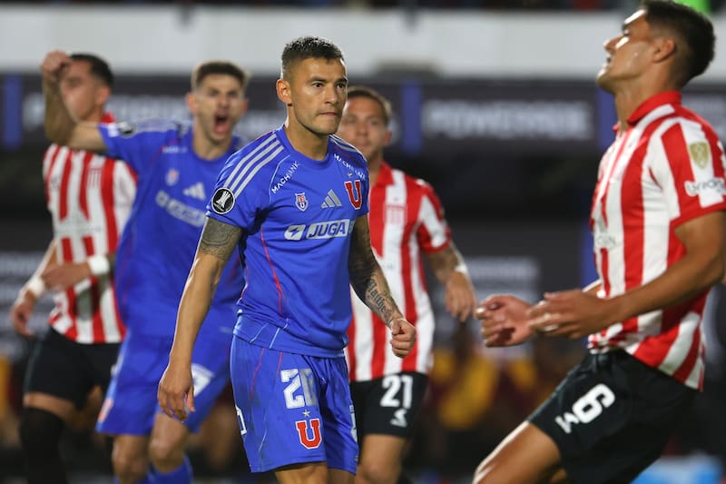 Charles Aránguiz, será la gran baja de la U ante Estudiantes. Foto: Agencia Aton.