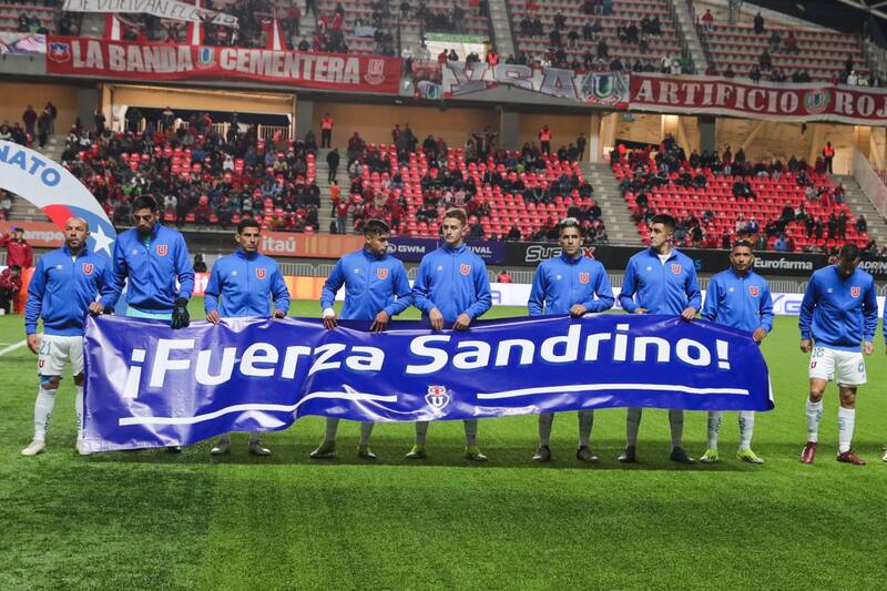 La U y su apoyo a Sandrino Castec. Foto: Universidad de Chile.