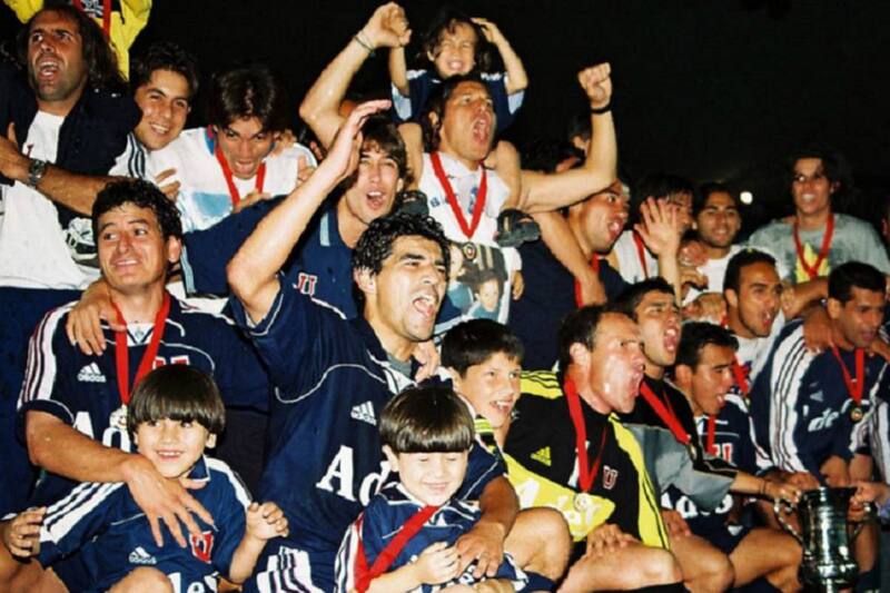 Se consagró campeón de la Copa Chile 2000.