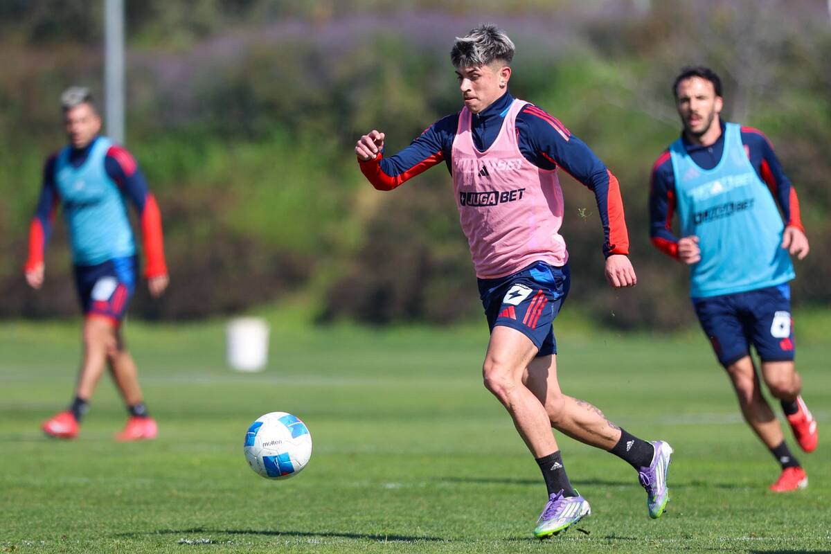 Sebastián Rodríguez (atrás de Maxi Guerrero) en el entranamiento azul este jueves. Foto: @udechile