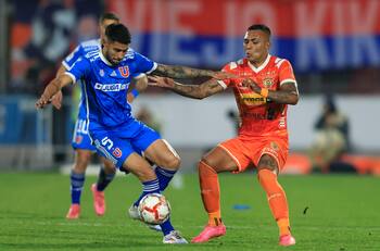 A menos de 24 horas de su salida: la U olvidó a Emmanuel Ojeda y le entregó su número a otro jugador