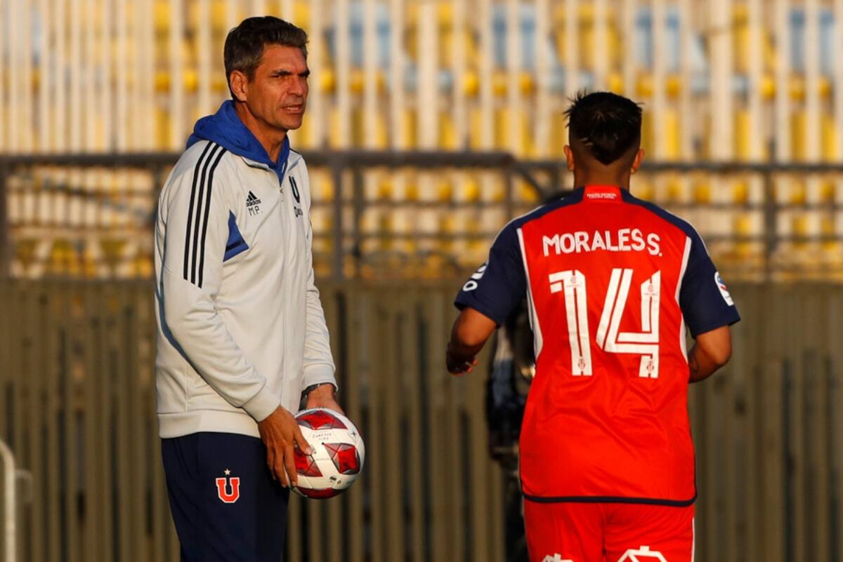 Mauricio Pellegrino entregándole el balón a Marcelo Morales en el duelo de la U con Everton. Foto: Aton.