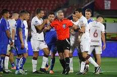 En Lanús están indignados tras el penal cobrado a la U: “Fue clarísimo como le hace la carga por atrás”