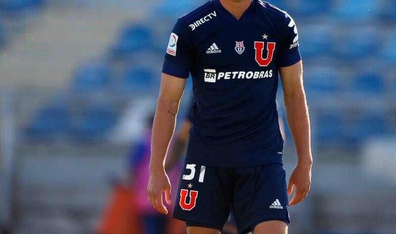 El delantero Simón Contreras en un partido de la U con Audax Italiano en 2020. Foto: Aton.