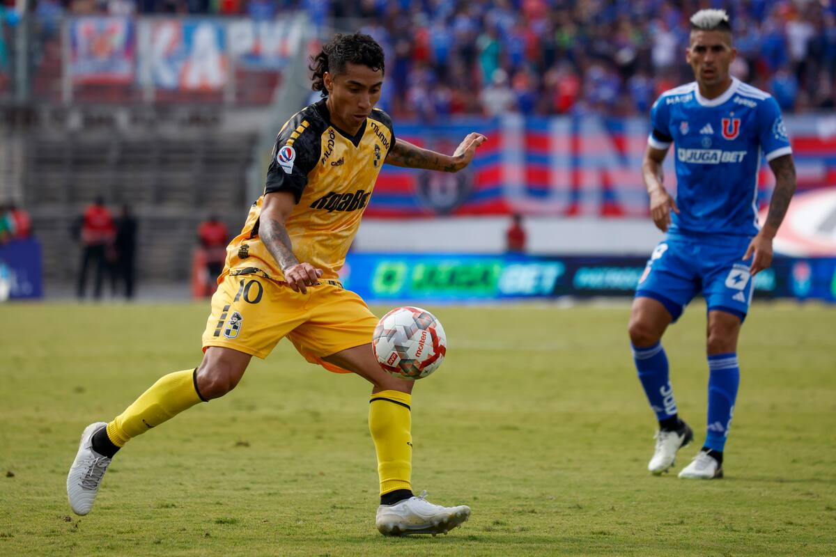 Luciano Cabral jugando ante la U en el Campeonato Nacional.