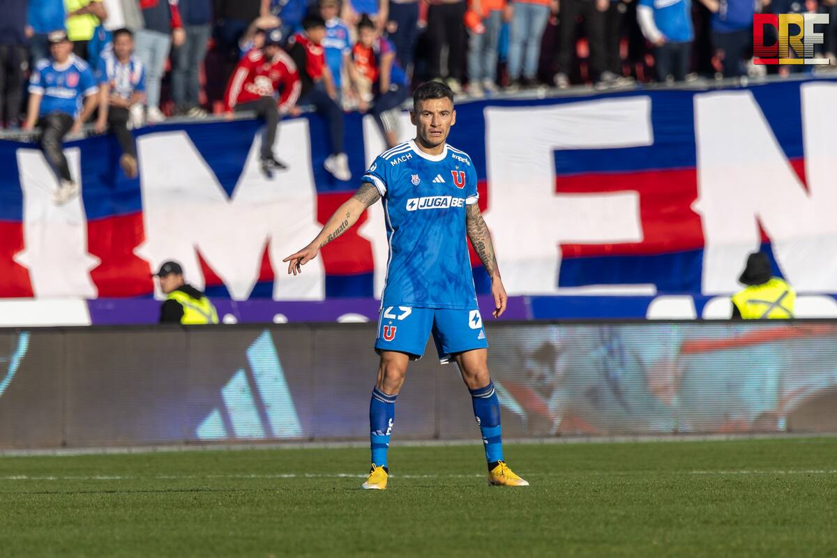 Charles Aránguiz volverá a jugar un Clásico Universitario con la camiseta de la U. Foto: Aton.