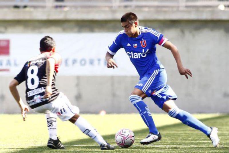 John Santander jugando con la camiseta de la U.