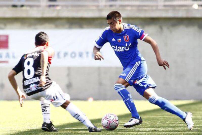 John Santander jugando con la camiseta de la U.