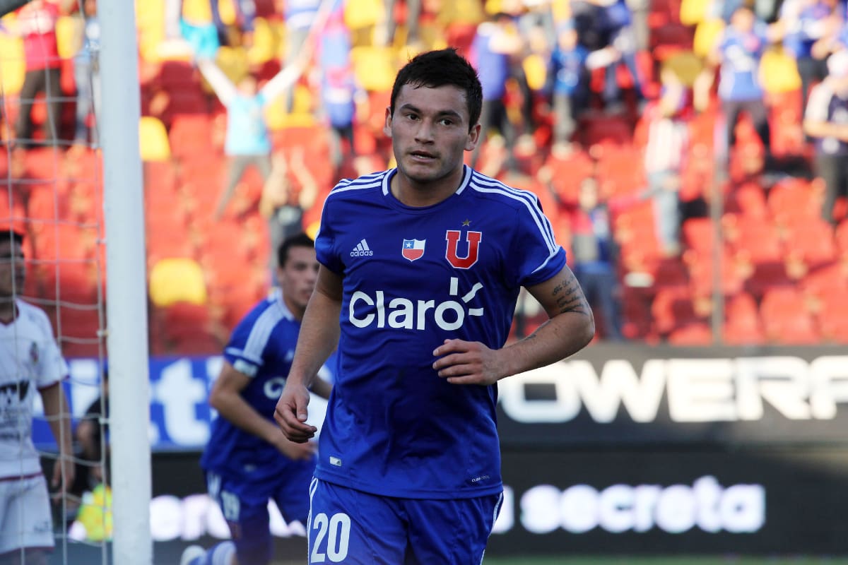 Charles Aránguiz con la camiseta de la U en 2012.