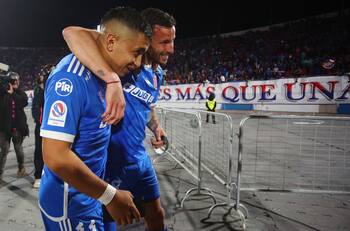 Emocionante: se fue mal de la U y ahora sorprende con notable gesto con los hinchas azules en Argentina