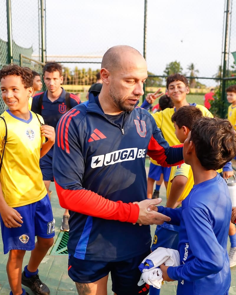 Marcelo Díaz llamó la atención de los niños en Venezuela.