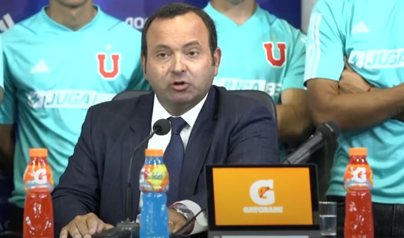 José Ramón Correa, director de Azul Azul, sacó aplausos entre los hinchas de la U tras conferencia de prensa.