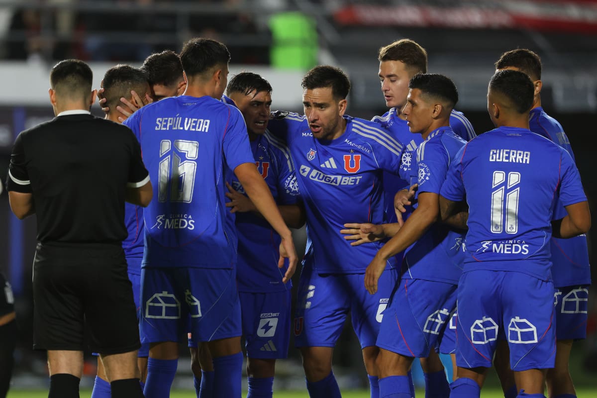 ¿Se suspende? Lluvia amenaza el partido entre U. de Chile y Carabobo por Copa Libertadores. Foto: Aton.