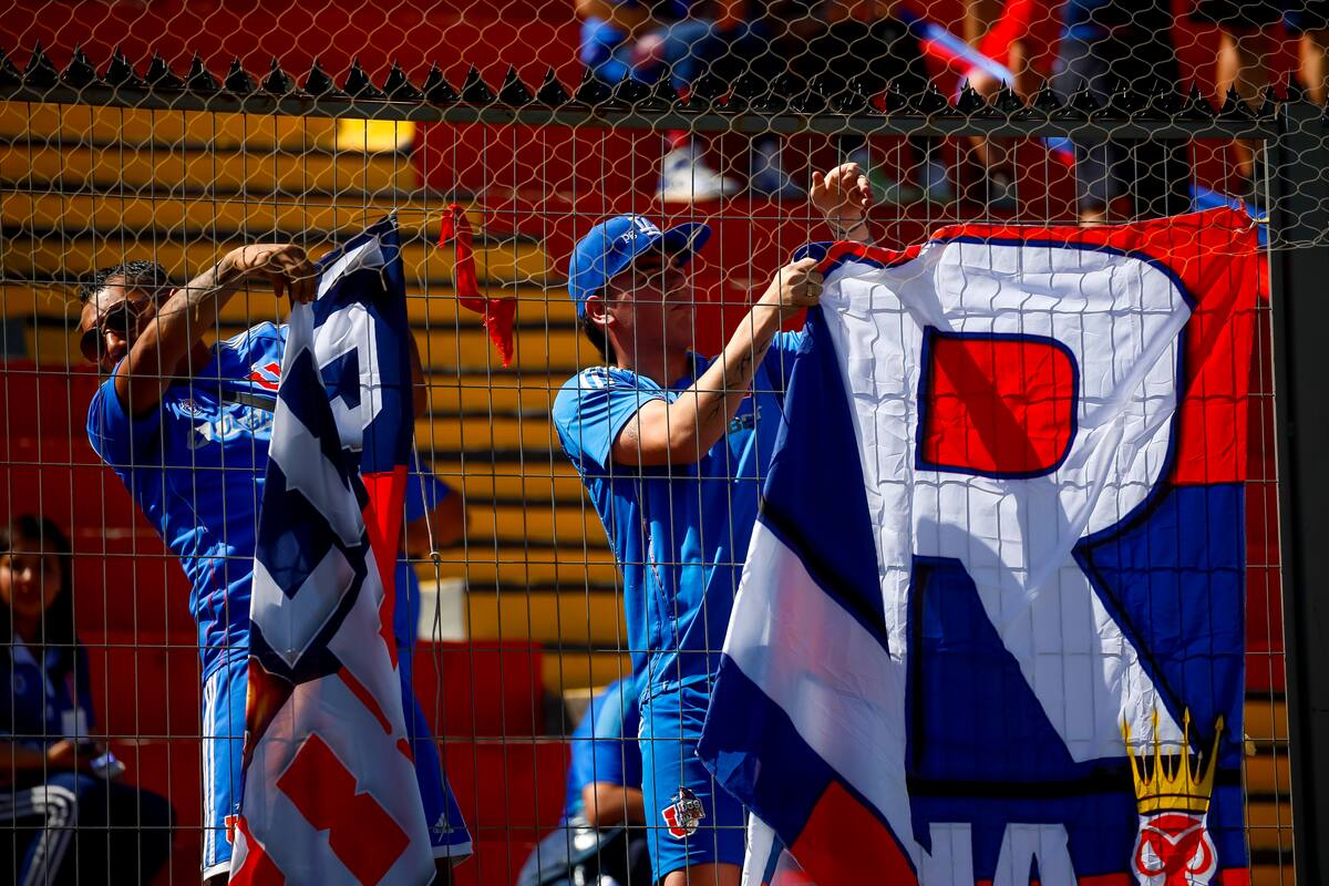 Los azules recibieron a Palestino a las 4 de la tarde en Santa Laura. Foto: Aton.