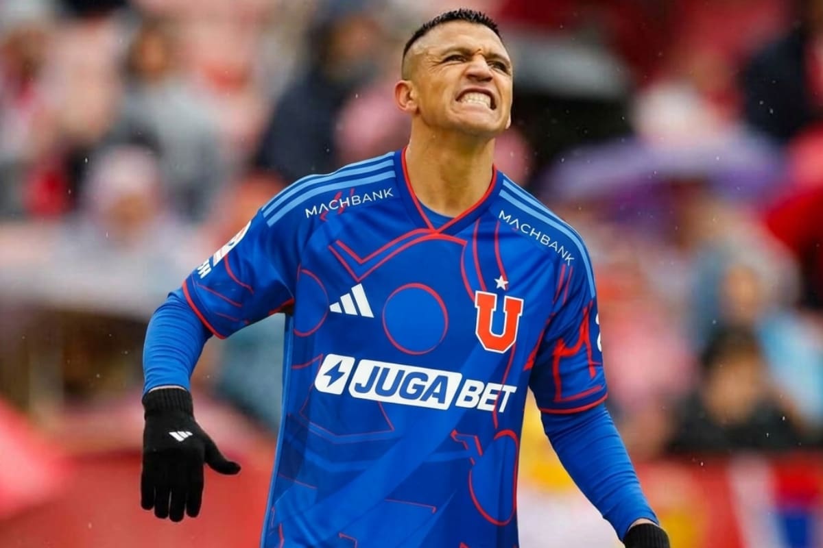 Alexis Sánchez con la camiseta de los azules. Foto: Inteligencia Artifical (Gemini).