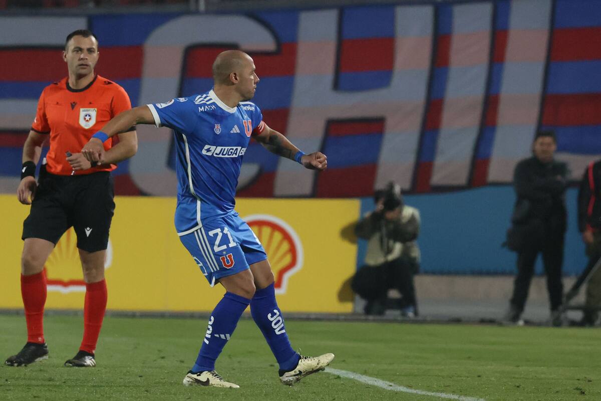 Marcelo Díaz en el duelo contra Everton durante el partido de vuelta de semifinal de Copa Chile.