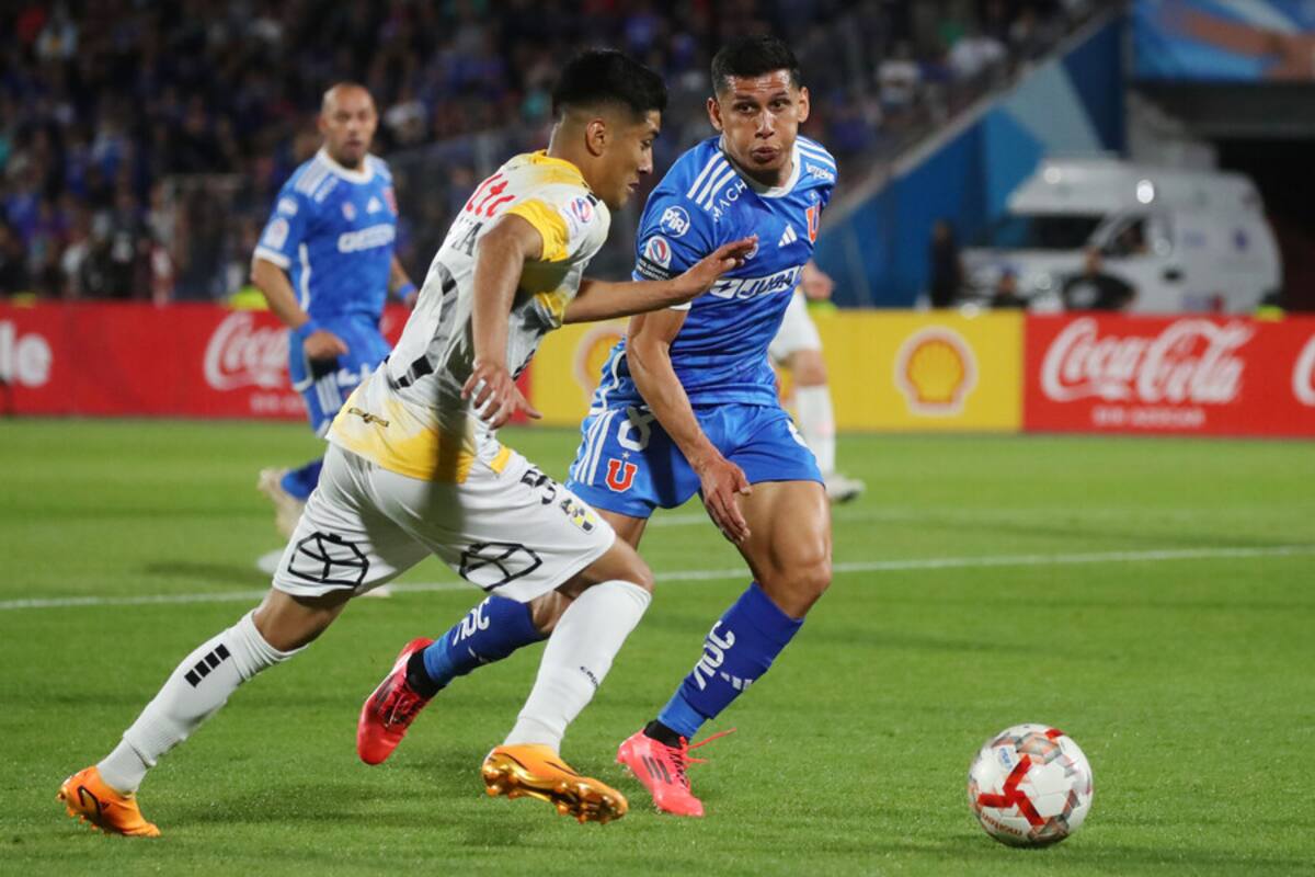 Pese a la victoria: los dos jugadores de la U que colmaron la paciencia de Álvarez tras pasar a la final de Copa Chile. Foto: Aton.
