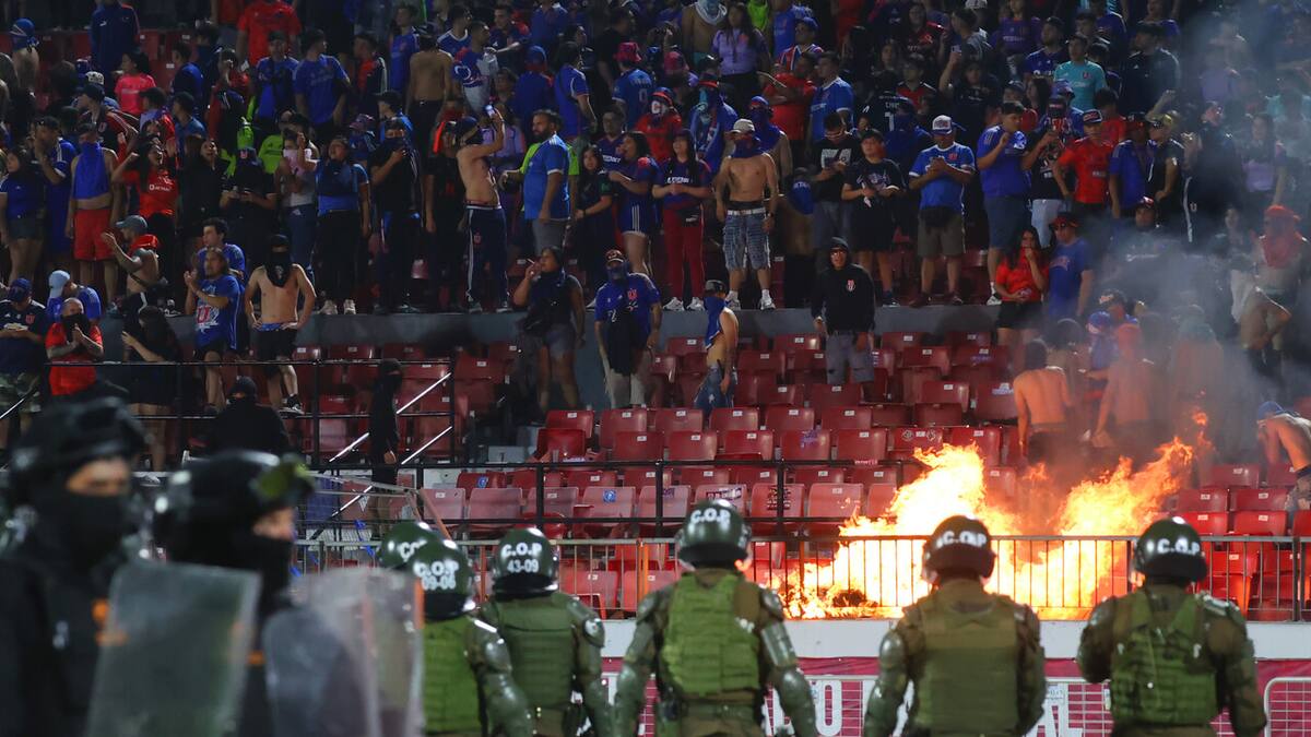 Lapidario informe arbitral: incidentes de barristas de la U ante Audax podrían derivar en esta dura sanción