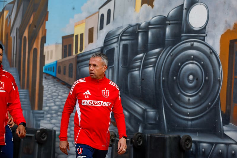 El entrenador de Universidad de Chile, Gustavo Alvarez es fotografiado en el estadio Francisco Sanchez Rumoroso de Coquimbo, Chile.