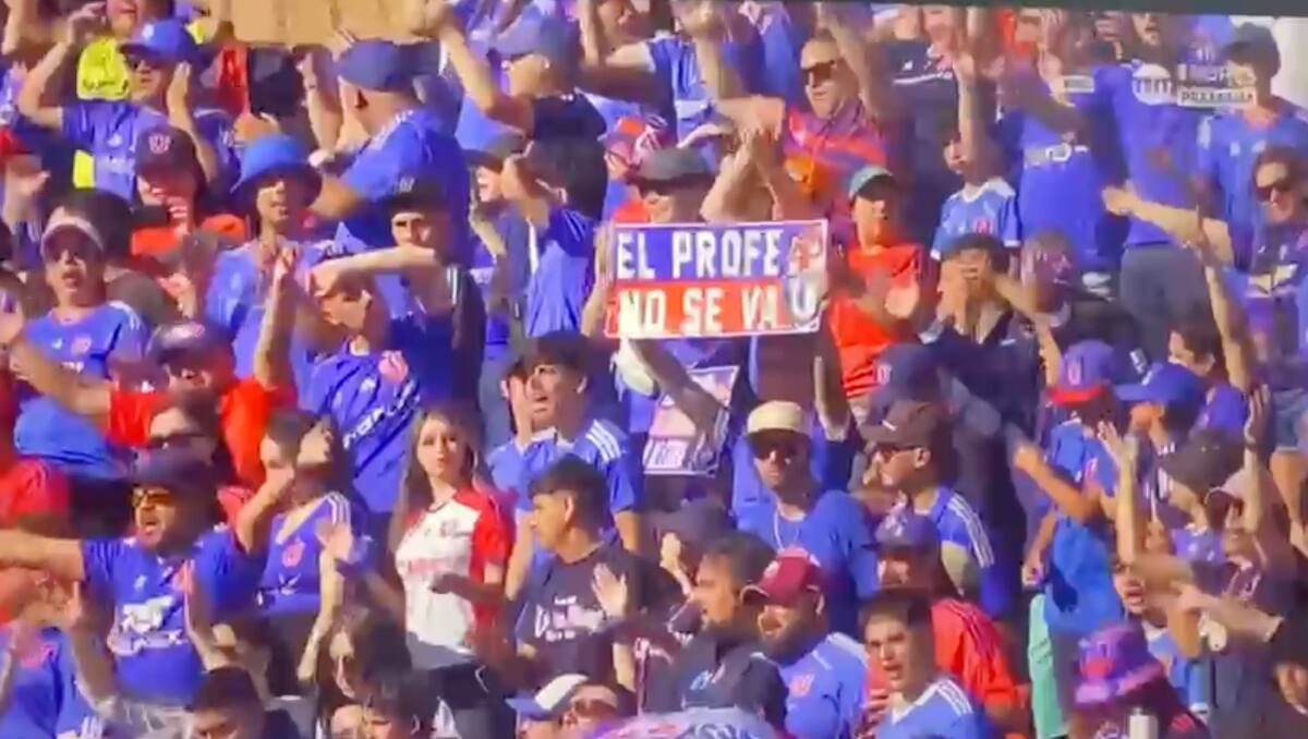 Hinchas de la U se lanzan contra Azul Azul y piden que Gustavo Álvarez no se vaya.