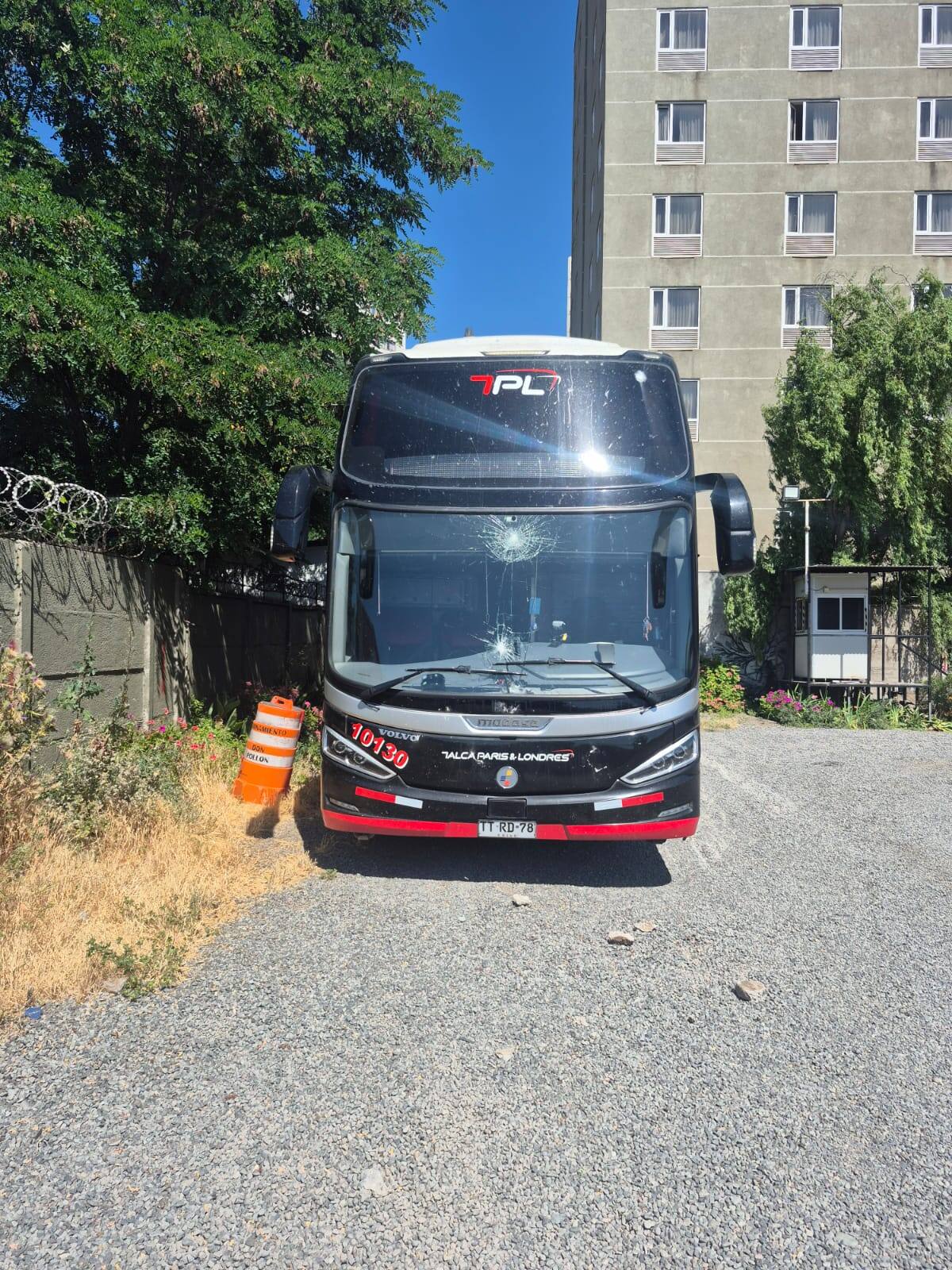 El bus azul fue apedreado en Rancagua.