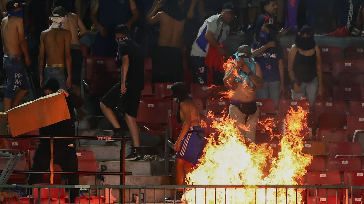 Primera sanción tras la violencia en el Nacional: barristas de la U quedan con prohibición de ir a estadios