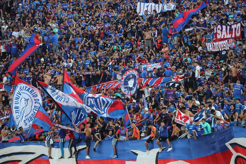 Hinchas de la U en el estadio.