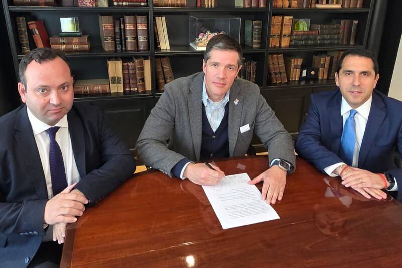 Michael Clark, y el equipo jurídico de la U.
