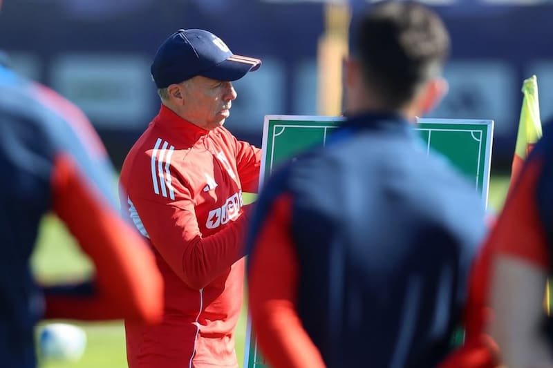 Gustavo Álvarez, DT de los azules, en uno de los entrenamientos en el Centro Deportivo Azul.