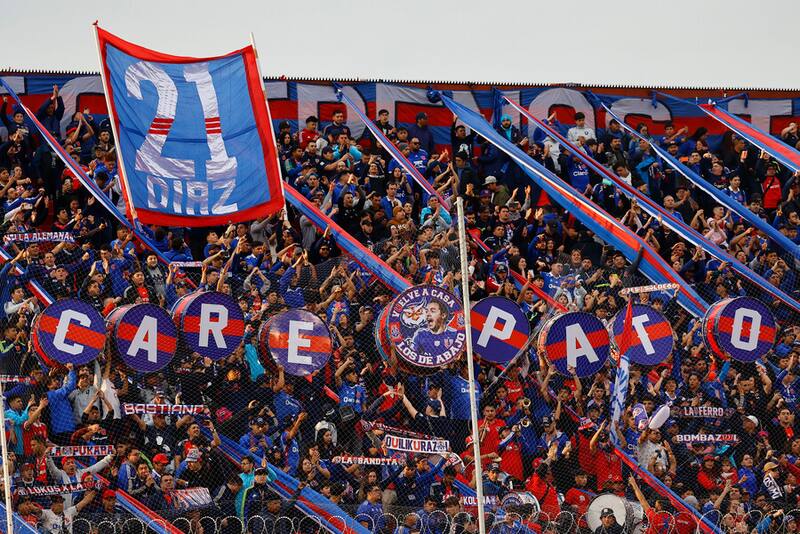 Hinchas de la U homenajean a Marcelo Díaz en el último encuentro entre Audax y los azules.