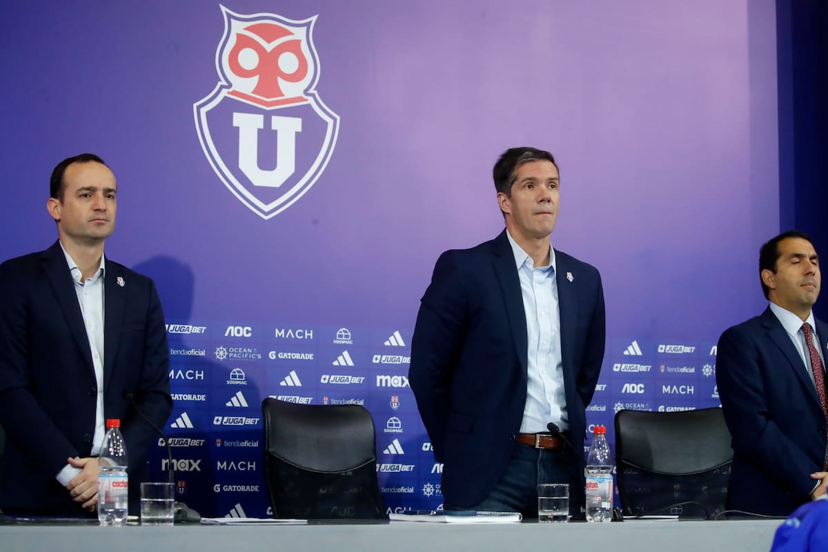 Azul Azul en conferencia de prensa.