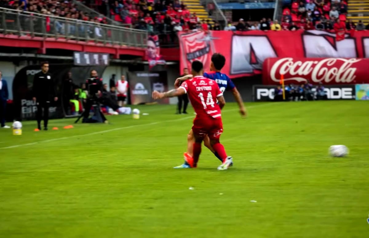 El audio del VAR que revela por qué Piero Maza no llamó a revisar el planchazo contra Javier Altamirano.