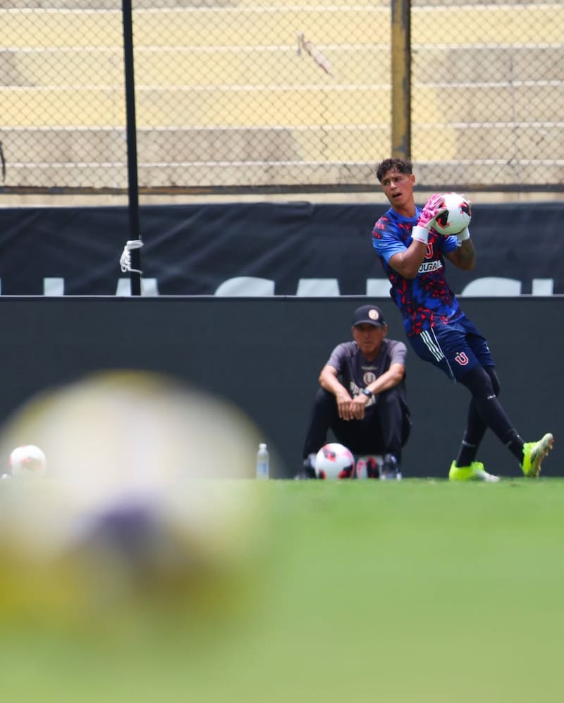 Ignacio Sáez, portero de los azules, en su visita en Lima. Foto: Prensa UCH.