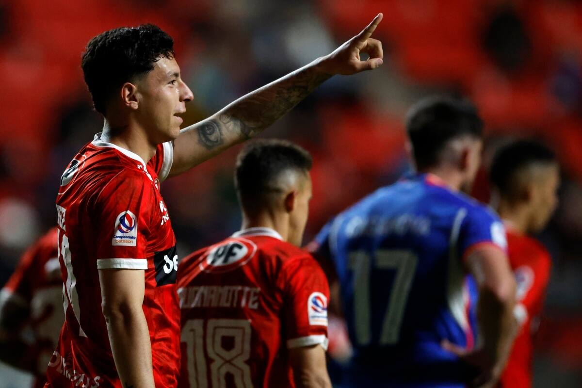 Gustavo Álvarez, DT de la U, quería sí o sí a César Pérez en la U. Foto: Aton.