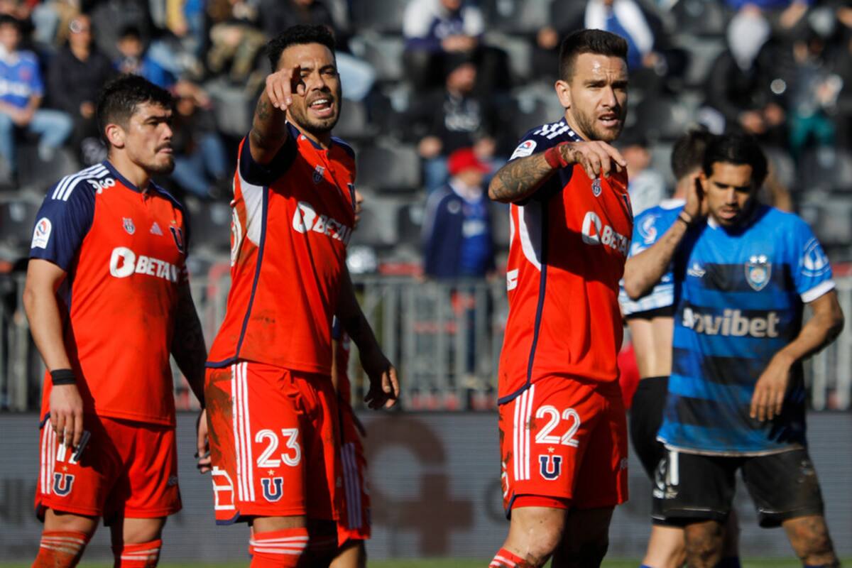 Los jugadores de Universidad de Chile Nery Dominguez y Matias Zaldivia son fotografiado durante el partido de primera division contra Huachipato disputado en el estadio CAP de Talcahuano, Chile, 08/07/2023. Foto: Aton.