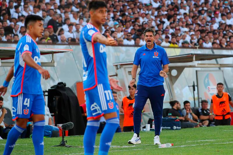 Mauricio Pellegrino le entrega instrucciones a Darío Osorio. Foto: Aton.